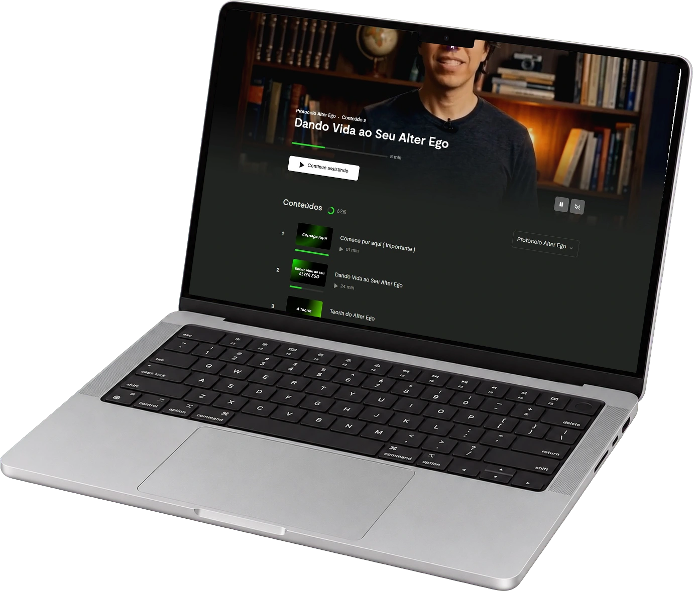 Área de membros do Protocolo Alter Ego com a lista de aulas, aberta num MacBook